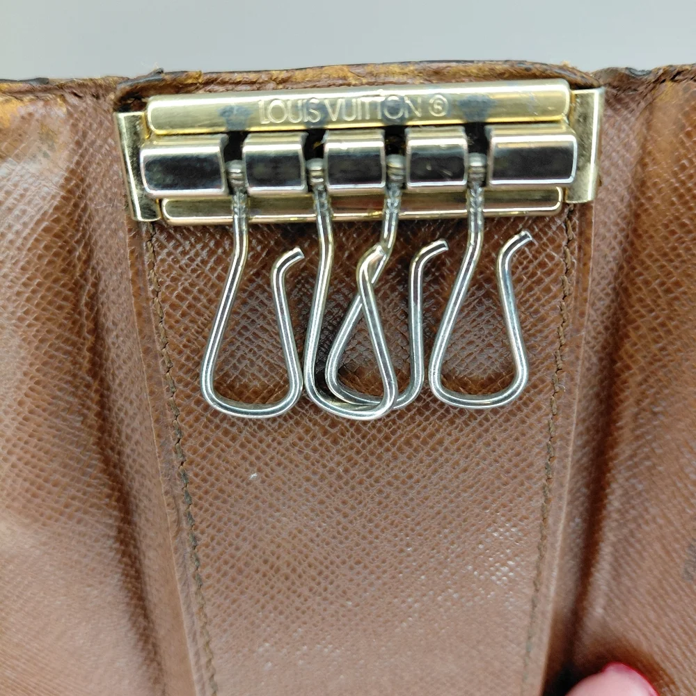 Louis Vuitton 4 Key Holder - Picture 6 of 17